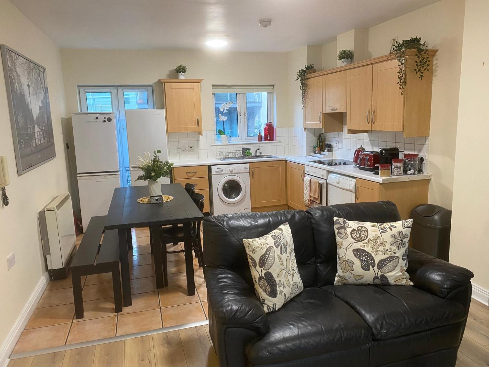 Super Central Location Private Room 1 — Photos 1